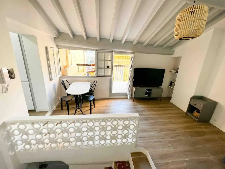 Beautiful Top Floor & Terrasse Nice 0*,  Francie